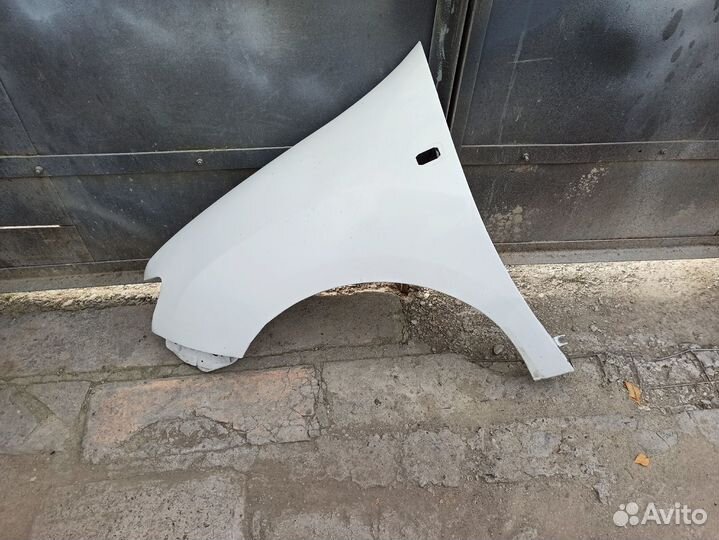 Левое переднее крыло на Renaul Logan 2