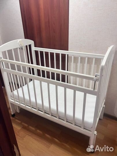 Детская кровать с новым матрасом и 2 простынями