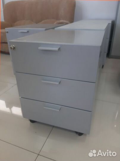 Тумба металлическая с ящиками