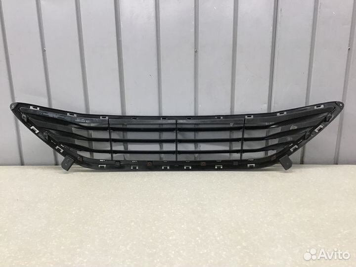 Решетка в бампер центральная Hyundai Elantra 2011