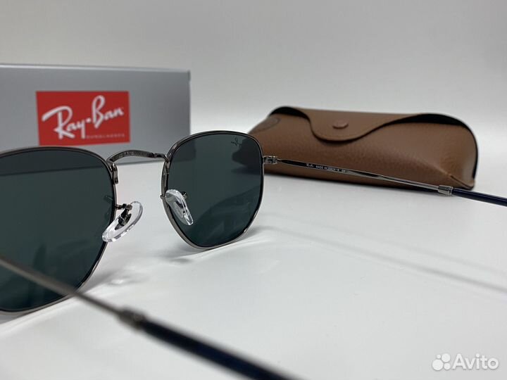 Солнцезащитные очки Ray-Ban