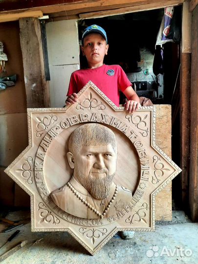 Портрет Рамзана Кадырова из дерева