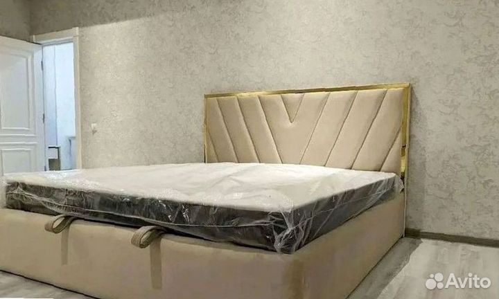 Кровать двуспальная с мягким изголовьем