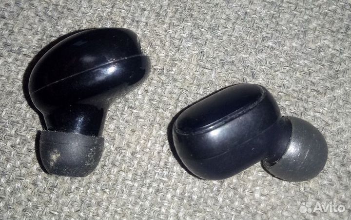 Пара беспроводных наушников