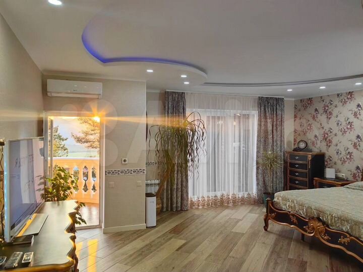 Дом 670 м² на участке 9 сот.