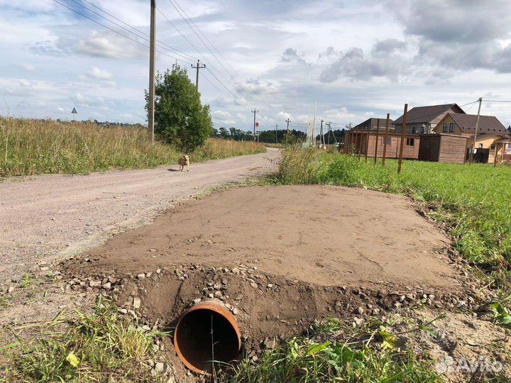 Покос травы, пилка деревьев, вспашка земли