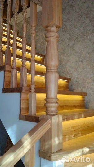 Деревянная лестница на косоурах под заказ