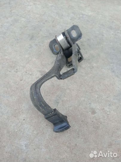 Крючок замка капота B4