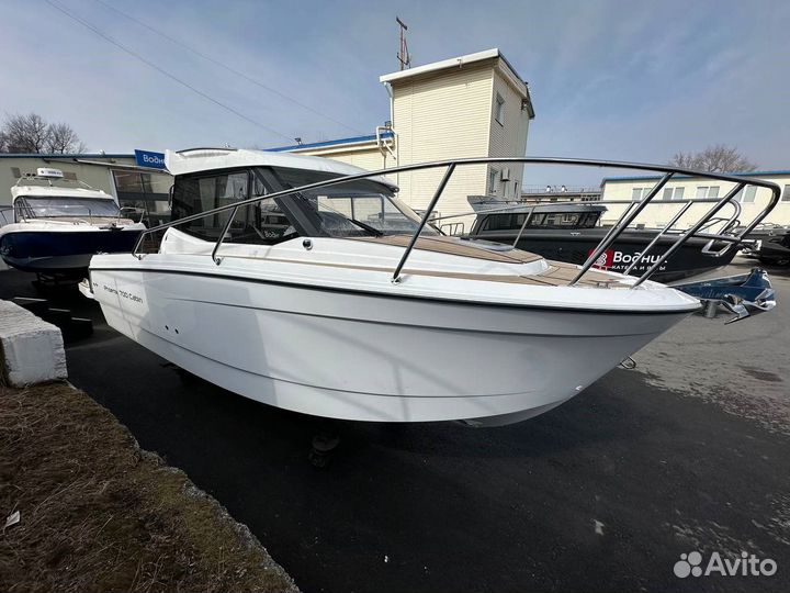 Катер Феникс 700 Cabin с Suzuki DF200ATX белый