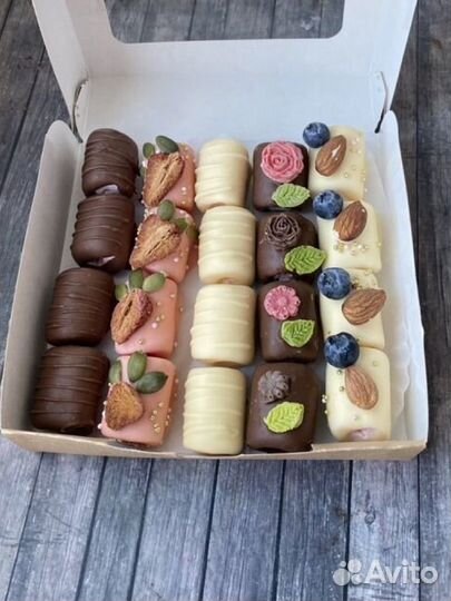 Бананы и маршмэллоу в шоколаде, букет из конфет