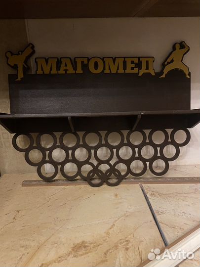 Медальница с полкой