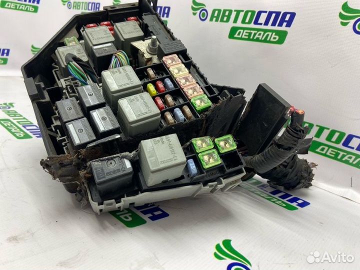 Блок пpедохранителeй под кaпотный передний Ford