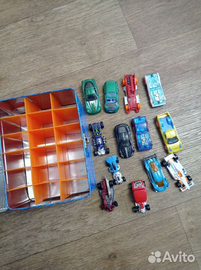Hot wheels машинки 12 машин плюс Кейс на 18 машин