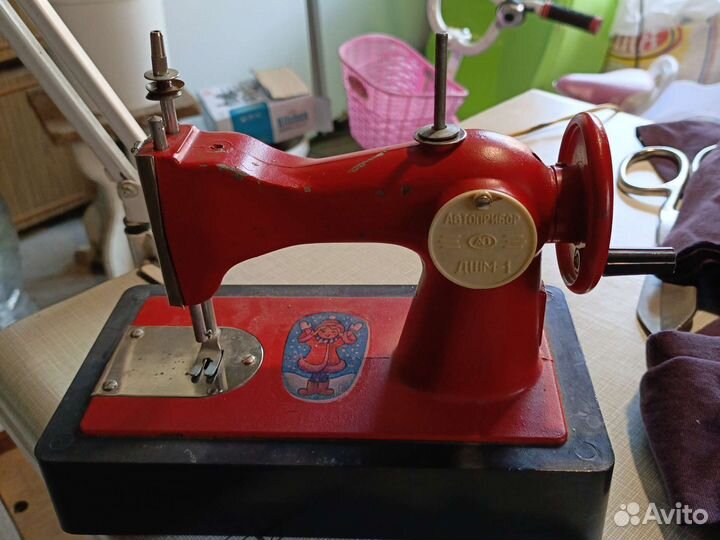 Детская швейная машинка с ручным приводом