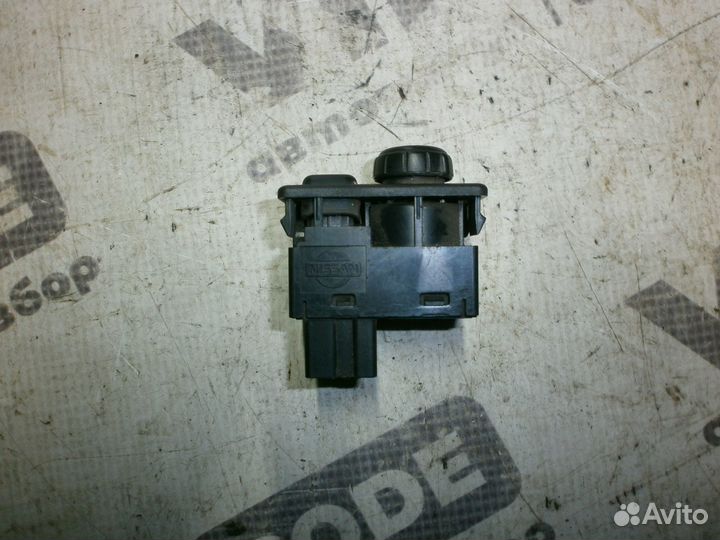 Блок управления зеркалами Nissan March