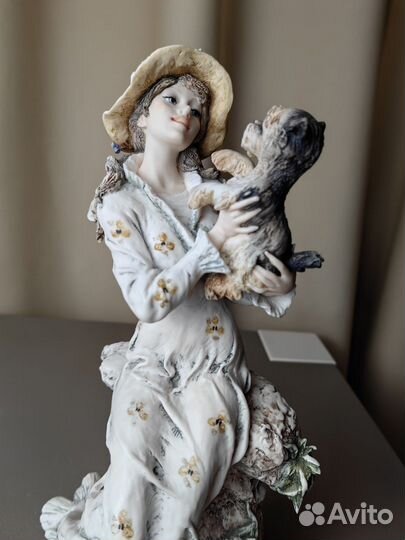 Статуэтка Capodimonte Lucia Армани Florence Йорк