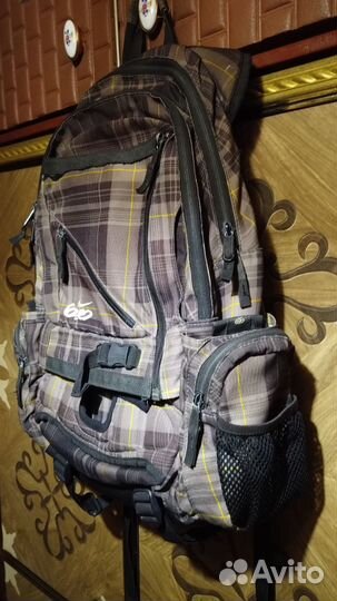 Трекинговый рюкзак с хитрыми отсеками и утяжками