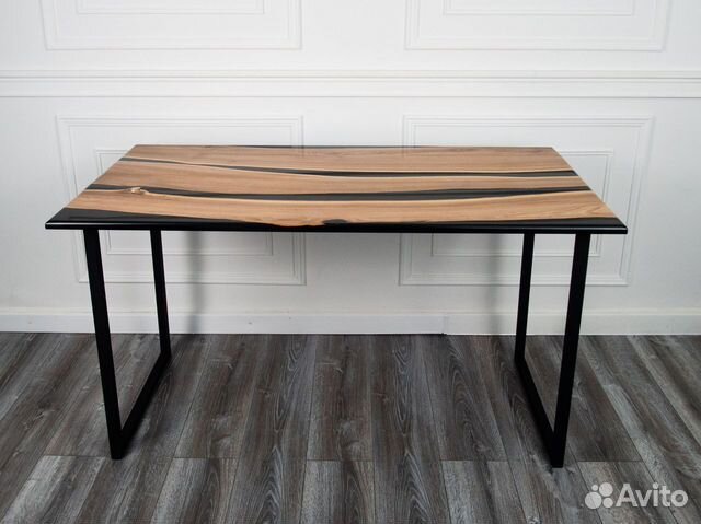 Дизайнерский стол из дерева