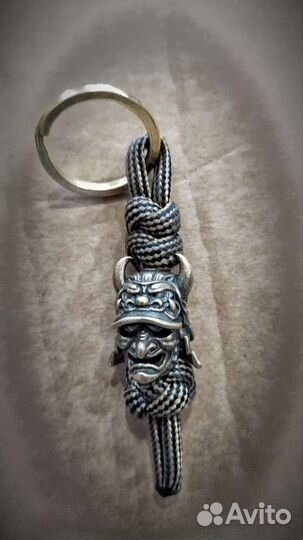 Брелок на ключи из паракорда