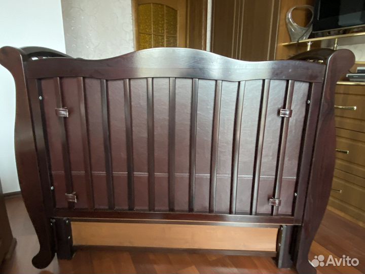 Детская кроватка с маятником