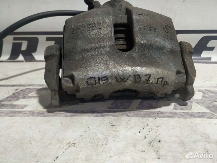 Суппорт передний правый Volkswagen Passat B7