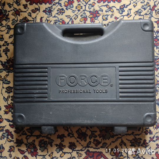 Набор инструментов для авто в чемодане