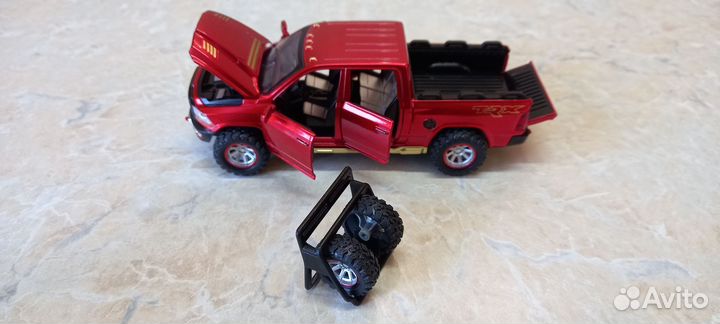 Модель пикапа Dodge RAM 1/32
