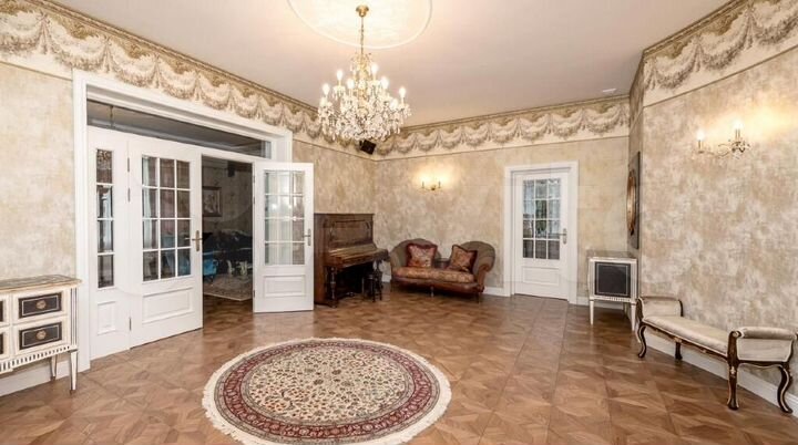 Дом 544 м² на участке 18 сот.