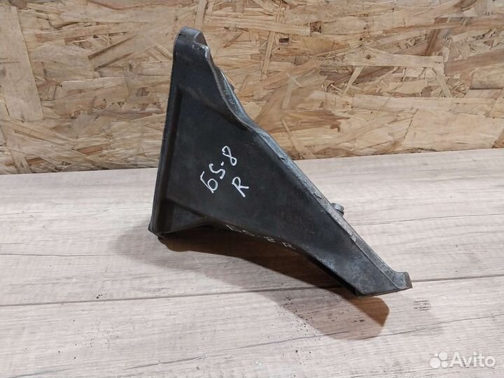 Кронштейн двигателя правый Volkswagen Passat B5