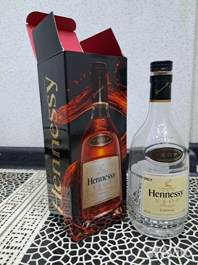 Коробка и бутылка пустые Hennessey V.S.O.P