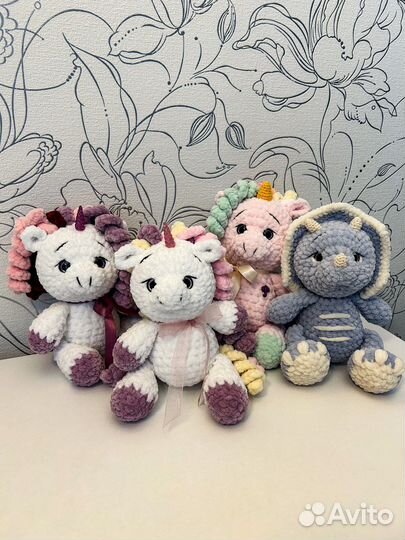 Вязаный единорог и динозавр