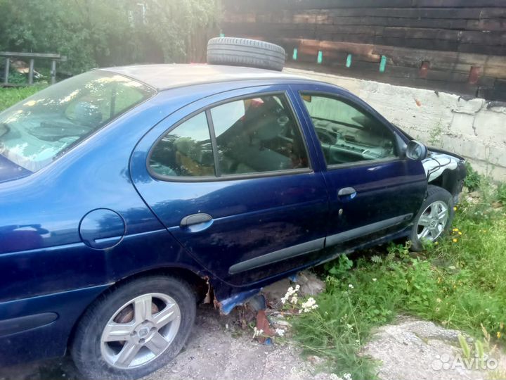 Renault Megane 2.0 МТ, 1998, битый, 380 000 км