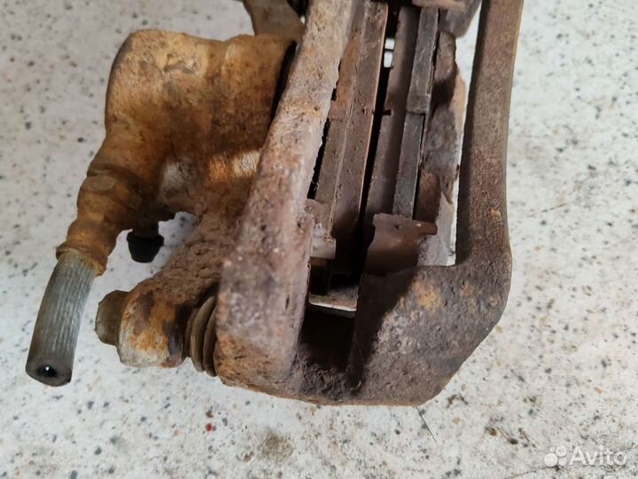 Суппорт задний правый Митсубиси Паджеро пинин