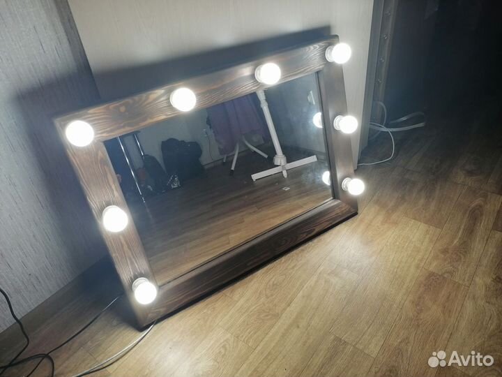 Гримерное зеркало с лампочками