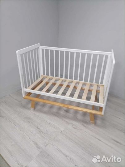 Детская кроватка с маятником