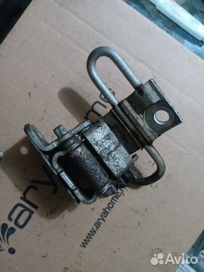 Петли передней правой двери Volkswagen Passat B5+