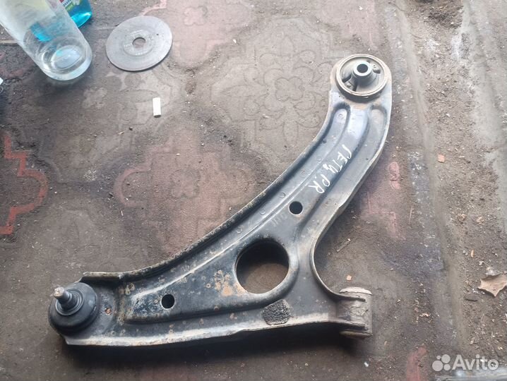 Передний правый рычаг Hyundai Getz