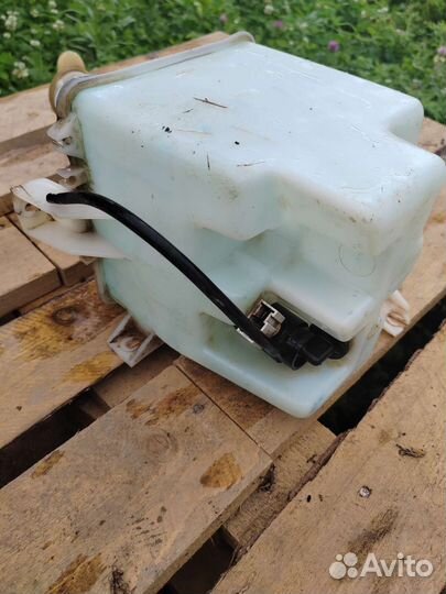 Бачок омывателя Nissan Primera P10