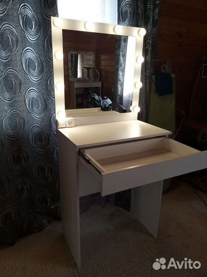 Стол для визажиста