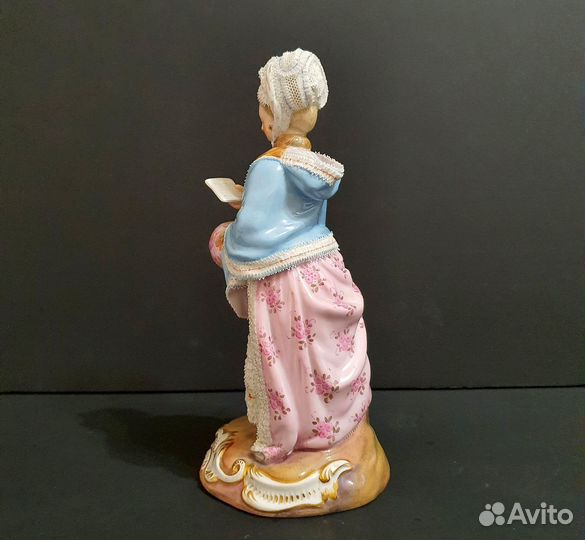 Фарфор Meissen, девушка с муфтой читающая письмо