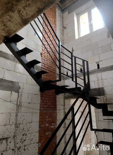 Лестница на металлокаркасе п-образная