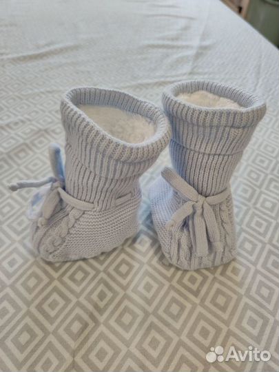 Шапка зимняя и пинетки для новорожденного мальчика