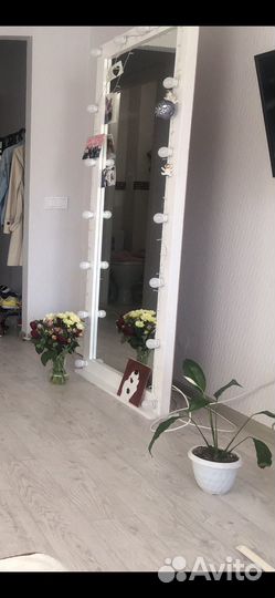 Гримерное зеркало с лампочками