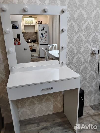 Гримерное зеркало с лампочками