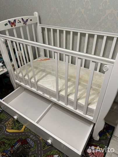 Кровать и пеленальный комод