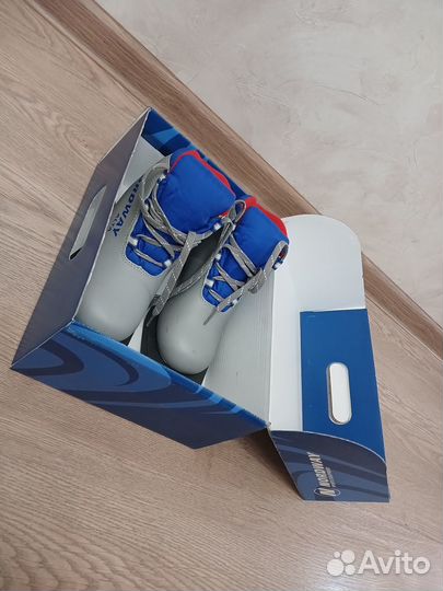 Детские лыжные ботинки. Размер 31. Подошва NN75