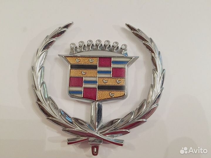 Эмблема на cadillac
