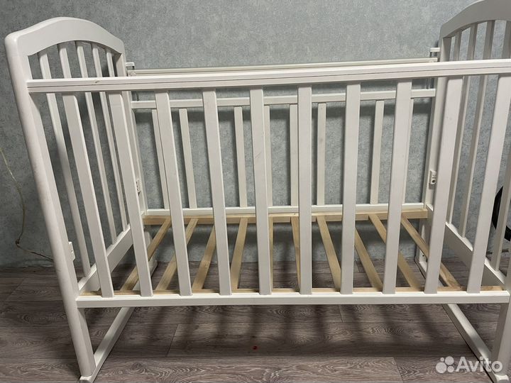Детская кроватка с маятником