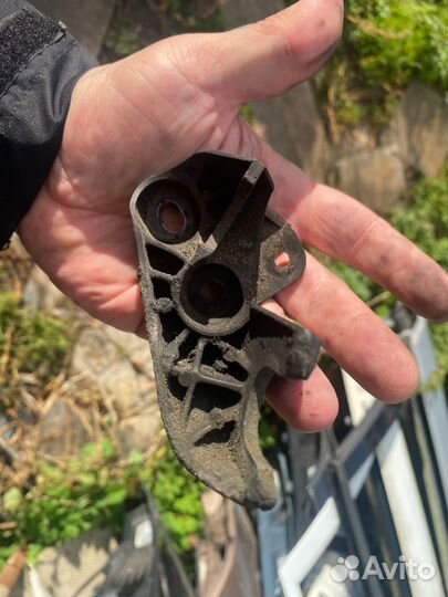 Кронштейн 8200449303 тросса МКПП рено дастер