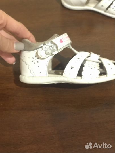 Сандали белые для девочки
